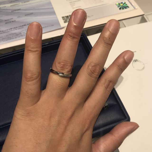 【銀座ダイヤモンドシライシの口コミ】 デザインもよく、手に馴染むので気に入りました。男女のペア、更に婚約指…