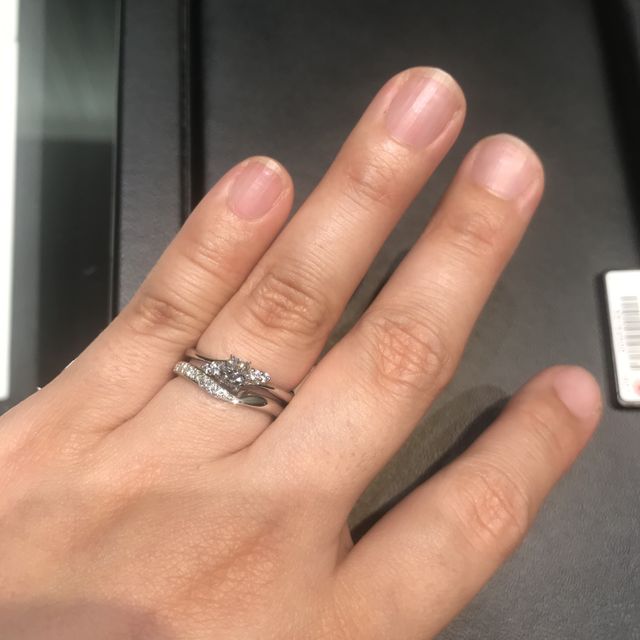 【ラザール ダイヤモンド(LAZARE DIAMOND)の口コミ】 質感やデザインもよく、手に馴染むので気に入りました。様々な婚約指輪と…