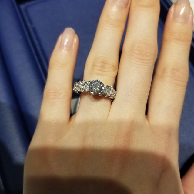 【銀座ダイヤモンドシライシの口コミ】 とても華やかで存在感のあるデザインでした！
高さがあるのでダイヤモンド…