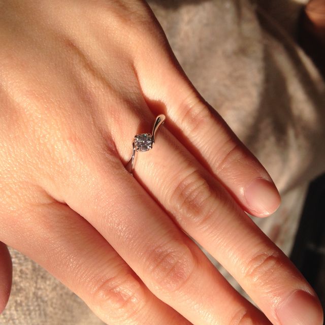 【4℃ BRIDAL(ヨンドシーブライダル)の口コミ】 主人か選んでくれました。リング部分がＳ字になっていて、普通の指輪じゃ…