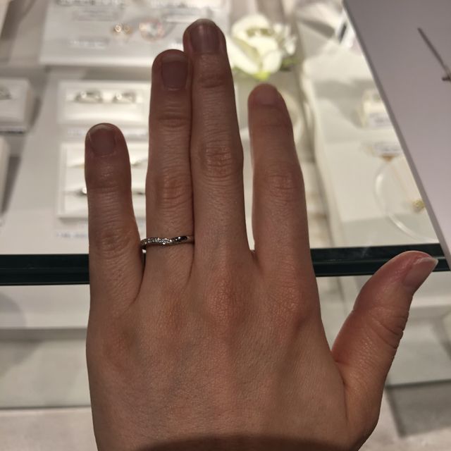 【ヴァンドーム青山(VENDOME AOYAMA)の口コミ】 指が細長く見えると言われてVラインを試着しました。確かにストレートより…