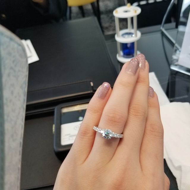 【エクセルコダイヤモンド(EXELCO DIAMOND)の口コミ】 中心のダイヤモンドがとても綺麗に感じました！
また周りのメレダイヤが中…
