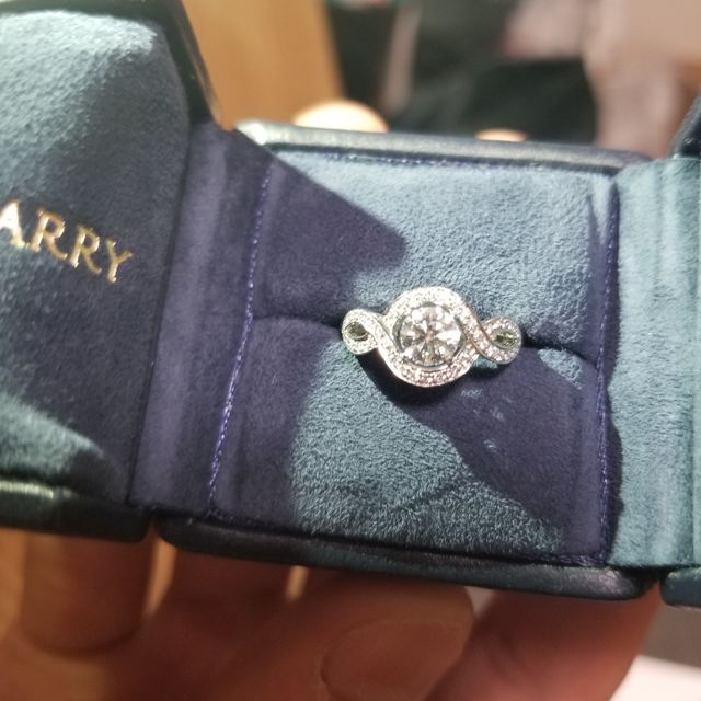 【ハリー・ウィンストン(Harry Winston)の口コミ】 華やかなデザインを人目みて気に入りました。他のブランドに似たようなデ…
