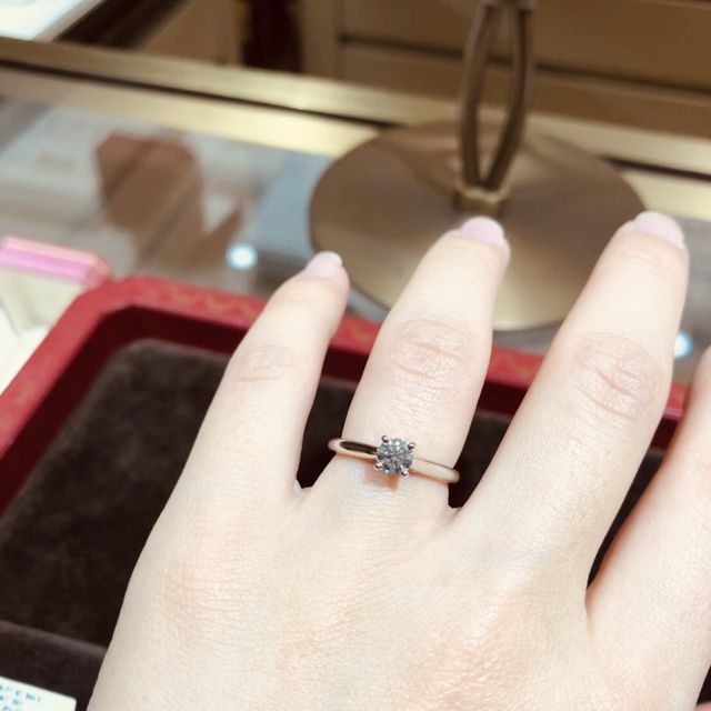 【カルティエ(Cartier)の口コミ】 王道の一石セッティングをみたくて伺いました。
アームはやや太めで、爪も…