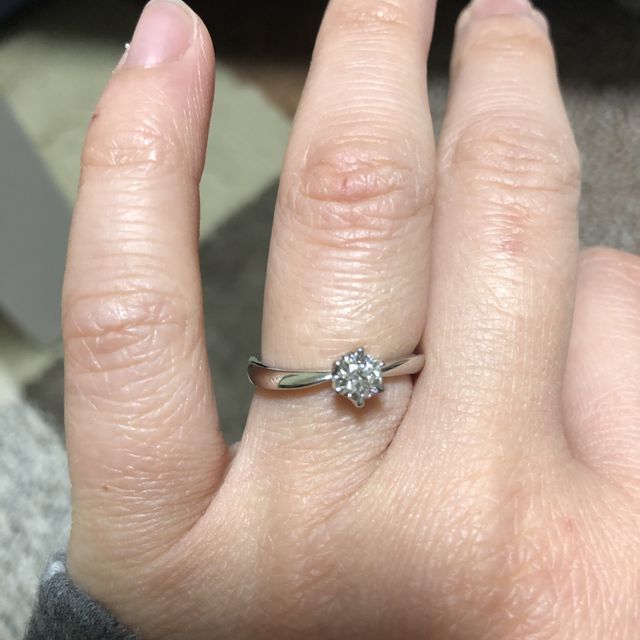 【4℃ BRIDAL(ヨンドシーブライダル)の口コミ】 当初、婚約指輪はストレートラインにしようとしましたが、結婚指輪をスト…