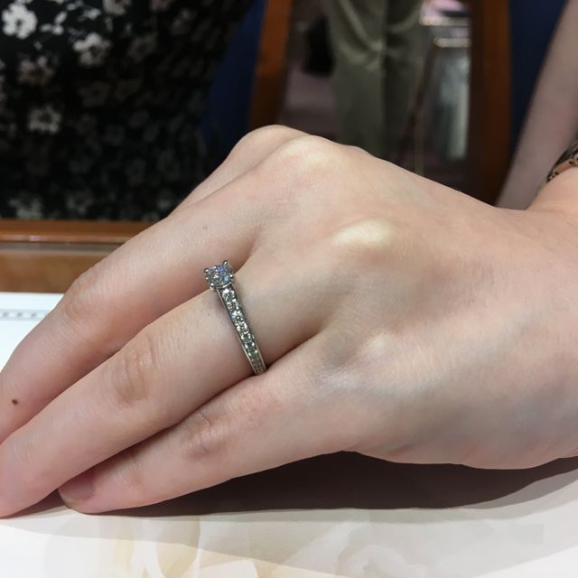 【ヴァン クリーフ＆アーペル(Van Cleef & Arpels)の口コミ】 繊細で上品な雰囲気に一目惚れでした。デザイン自体は珍しくないですが、…