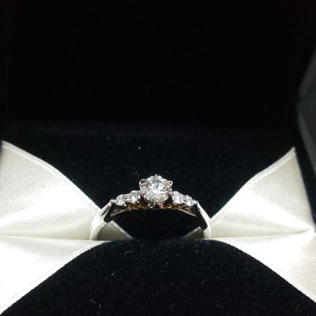 【エクセルコダイヤモンド(EXELCO DIAMOND)の口コミ】 ダイヤモンドのカットとサイドからみたときのデザインで選びました。
サイ…