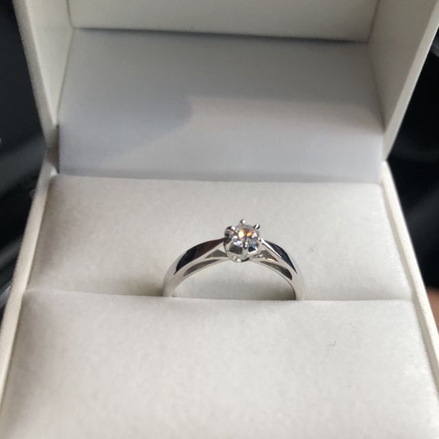 【輪-RIN-の口コミ】 【指輪のデザインについて】
シンプルなデザインが気に入りました。日付な…