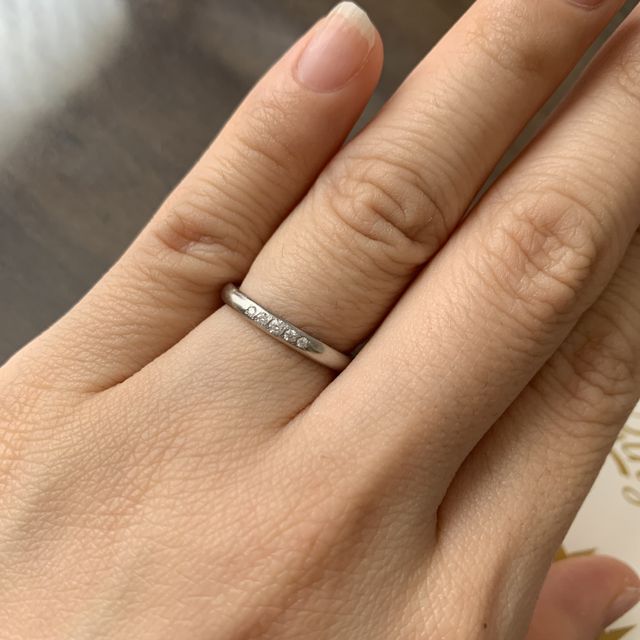 【ラザール ダイヤモンド(LAZARE DIAMOND)の口コミ】 シンプルで飽きのこない指輪を探していて何軒か探した結果、丈夫でペアの…