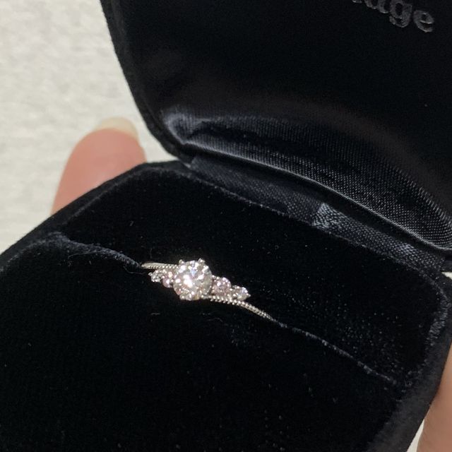 【Mariage ent(マリアージュエント)の口コミ】 指輪自体は主人が選んでくれたもので、私は受け取った後にデザインを選び…