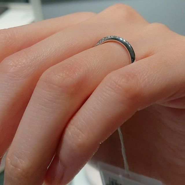 【アイプリモ(I-PRIMO)の口コミ】 メレダイヤの斜めのラインがとてもきれいでした。
きちんと埋め込まれてい…
