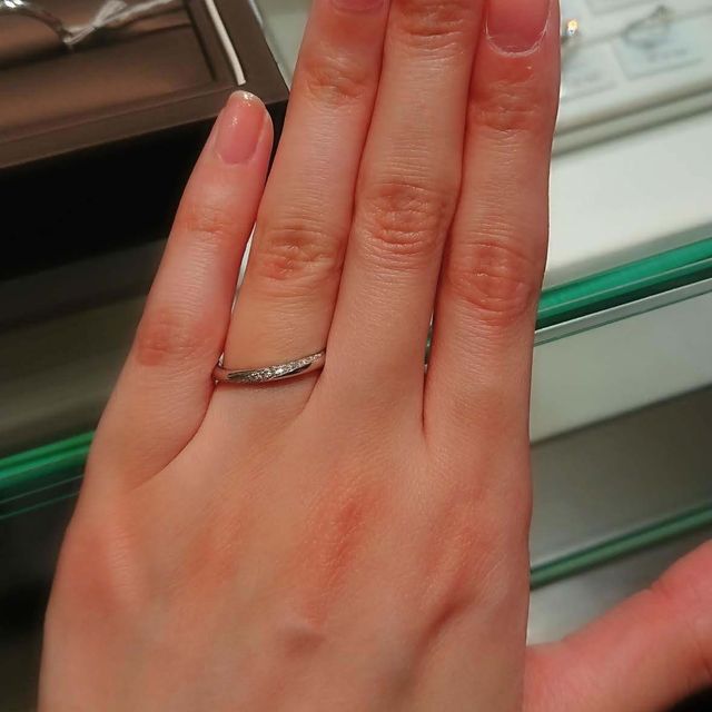 【アイプリモ(I-PRIMO)の口コミ】 メレダイヤの斜めのラインがとてもきれいでした。
きちんと埋め込まれてい…