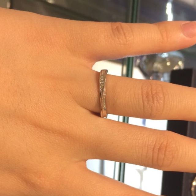 【ROYAL ASSCHER(ロイヤル・アッシャー)の口コミ】 全体的に細めの幅で小さな指にもピッタリとフィットしました。つけ心地が…