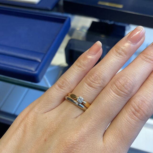 【銀座ダイヤモンドシライシの口コミ】 真ん中に一粒のダイヤモンドと、指輪の上下に金色の細かいミル打ちが入っ…