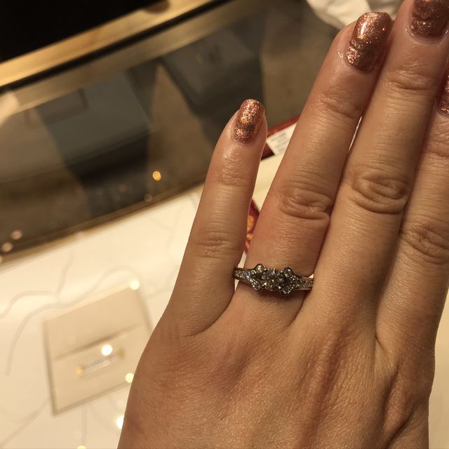 【カルティエ(Cartier)の口コミ】 カルティエのバレリーナというデザインだそうです。

彼女はホームページ…