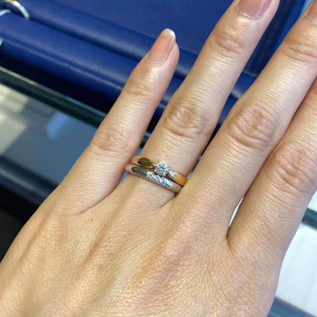 【銀座ダイヤモンドシライシの口コミ】 細めのシンプルで定番の形かなと思いました。
写真ではダイヤモンドは３個…