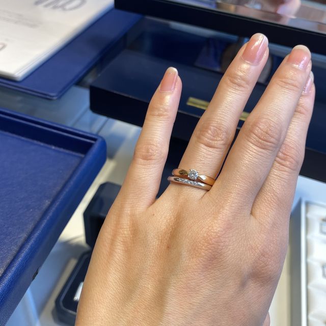 【銀座ダイヤモンドシライシの口コミ】 細めの指輪すごく華奢なイメージがもてます。
中心から離れるとどんどんダ…