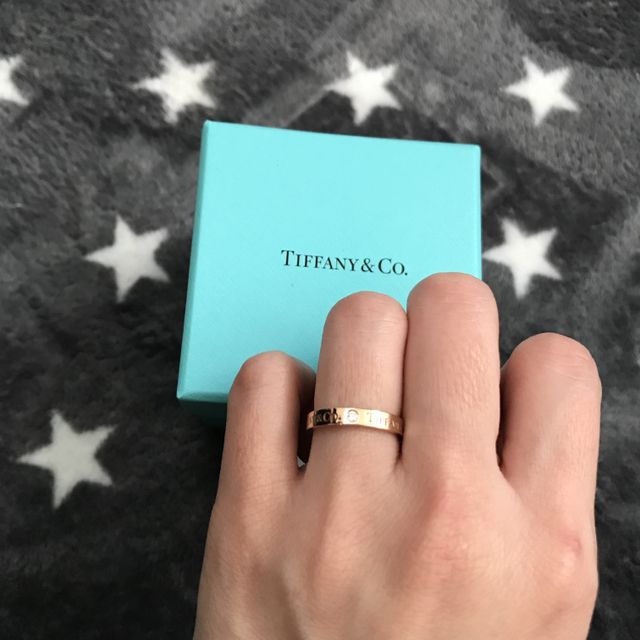 【ティファニー(Tiffany & Co.)の口コミ】 シンプルなものを探してました。
お互いが普段付けてても気にならないほど…