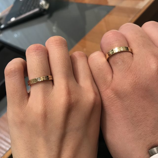 【ティファニー(Tiffany & Co.)の口コミ】 シンプルなものを探してました。
お互いが普段付けてても気にならないほど…