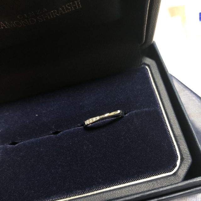 【銀座ダイヤモンドシライシの口コミ】 半分に細かいダイヤ、半分がプラチナのデザインです。指を細く綺麗に見せ…