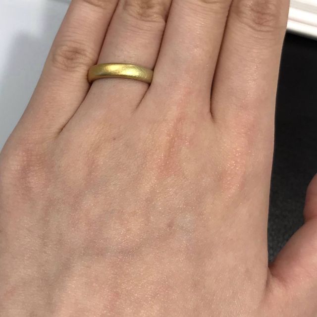 【NIESSING(ニーシング)の口コミ】 シンプルな結婚指輪ですが、ニーシングではゴールドのカラーがたくさんあ…