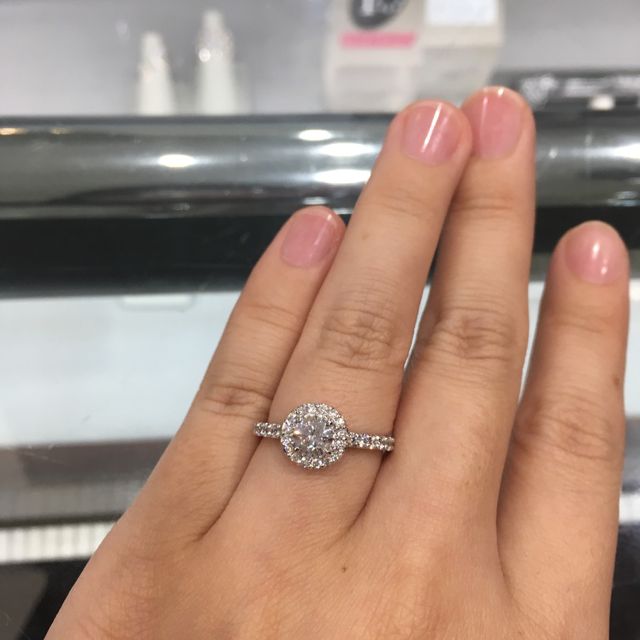 【宝寿堂(ほうじゅどう)の口コミ】 飽きのこないデザインであること。
年齢を重ねてもつけられる婚約指輪をと…