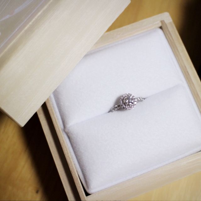 【宝寿堂(ほうじゅどう)の口コミ】 飽きのこないデザインであること。
年齢を重ねてもつけられる婚約指輪をと…