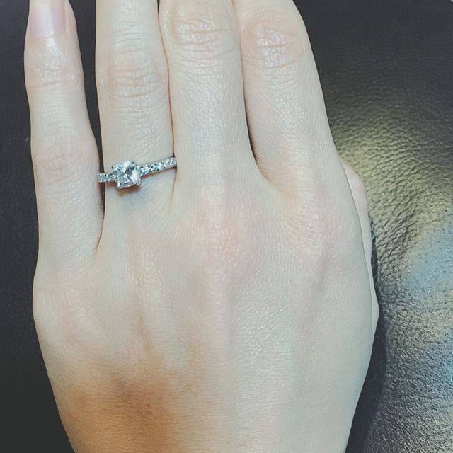 【ティファニー(Tiffany & Co.)の口コミ】 結婚指輪はシンプルなタイプを探していたので、婚約指輪はキラキラのと思…