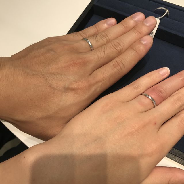 【4℃ BRIDAL(ヨンドシーブライダル)の口コミ】 婚約指輪のデザインがメレダイヤとセンターダイヤの一体感があってとって…