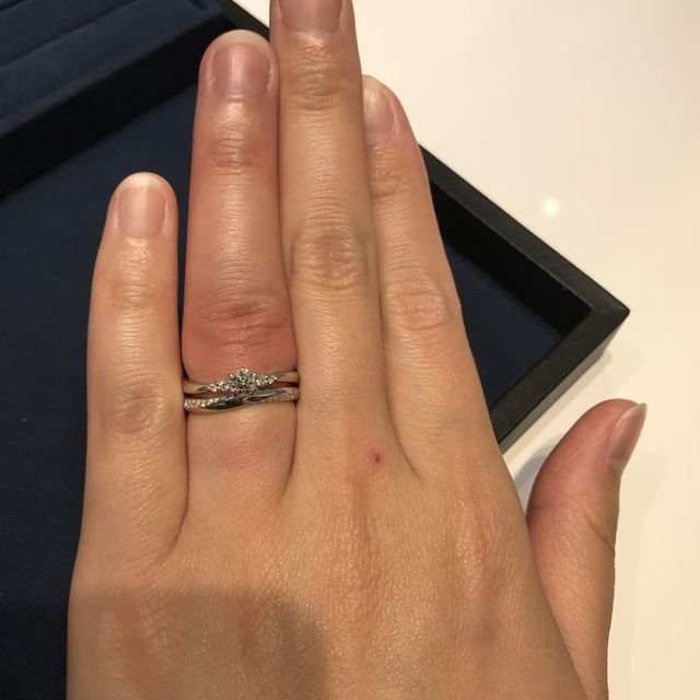 【4℃ BRIDAL(ヨンドシーブライダル)の口コミ】 婚約指輪のデザインがメレダイヤとセンターダイヤの一体感があってとって…