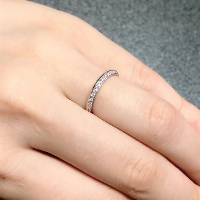 【銀座ダイヤモンドシライシの口コミ】 指輪のデザインが上品でいて、着ける向きによって雰囲気が変わりるという…
