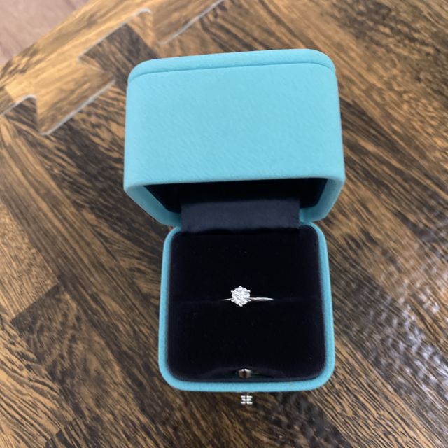 【ティファニー(Tiffany & Co.)の口コミ】 婚約指輪は絶対にティファニーと決めていました。憧れの指輪とティファニ…