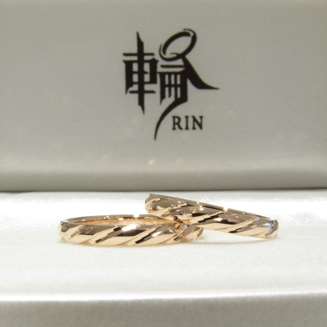 【輪-RIN-の口コミ】 シンプルかつ高級感のある結婚指輪を探しており、
キラキラした他にはない…