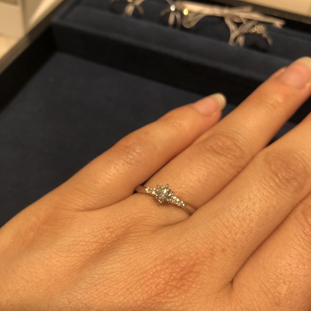 【4℃ BRIDAL(ヨンドシーブライダル)の口コミ】 結婚指輪と婚約指輪をセットでつけたいこだわりかわあり、細身ストレート…