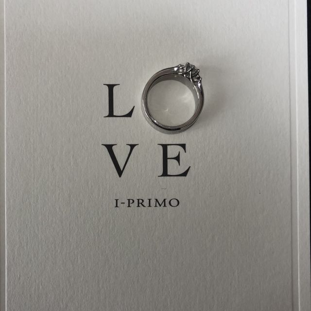 【アイプリモ(I-PRIMO)の口コミ】 シンプルかつ大きく真ん中に存在感があり、サイドにダイヤが2つあることで…
