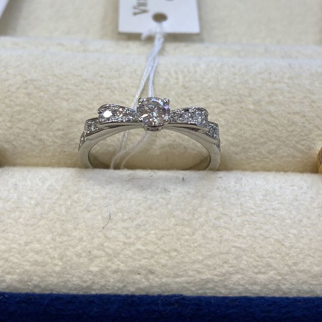 【ヴァンドーム青山(VENDOME AOYAMA)の口コミ】 少し変わったものがいいなと思い見つけたのがリボンモチーフの指輪でした…
