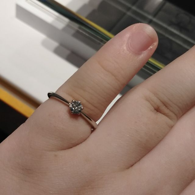 【銀座ダイヤモンドシライシの口コミ】 こちらの指輪は、シンプルながら素晴らしいデザインです。ワンラインで構…