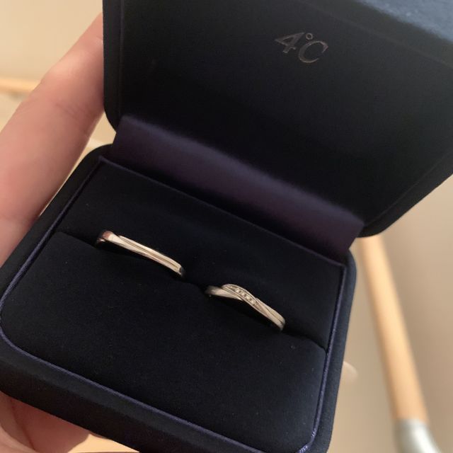 【4℃ BRIDAL(ヨンドシーブライダル)の口コミ】 見た瞬間このデザインに一目惚れをして、高見えするこの商品を凄く気に入…