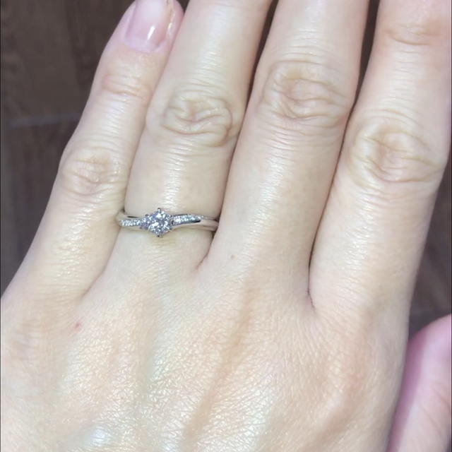 【銀座ダイヤモンドシライシの口コミ】 ウェーブでセンターダイヤの周りにキラッとしたデザインが気になっていて…