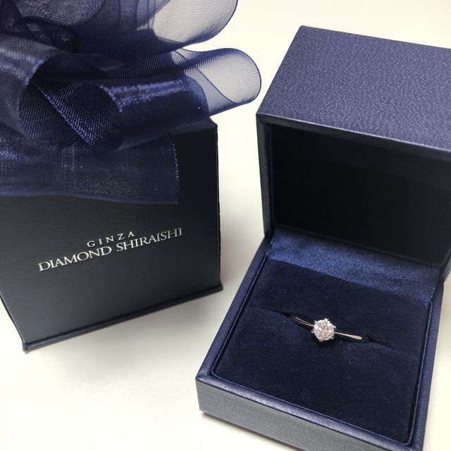 【銀座ダイヤモンドシライシの口コミ】 ウェーブでセンターダイヤの周りにキラッとしたデザインが気になっていて…