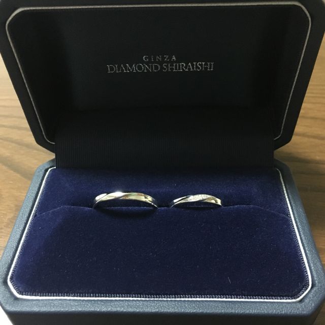 【銀座ダイヤモンドシライシの口コミ】 婚約指輪も銀座ダイヤモンドシライシで購入しました。重ね付けしたいので…