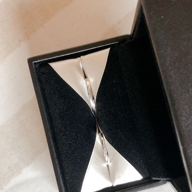 【エクセルコダイヤモンド(EXELCO DIAMOND)の口コミ】 ストレートだけどウェーブのようなデザイン！
一粒ダイヤのシンプルなもの…