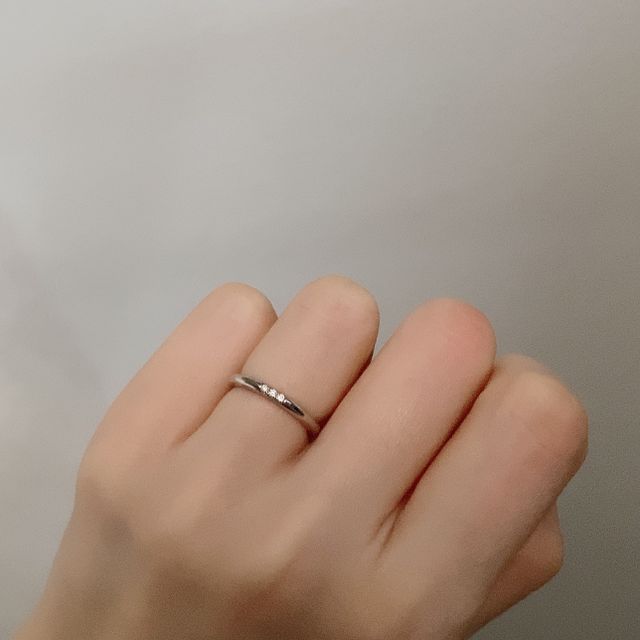 【ティファニー(Tiffany & Co.)の口コミ】 デザインがシンプルなところに惹かれてこれに決定しました。
主人は、細め…