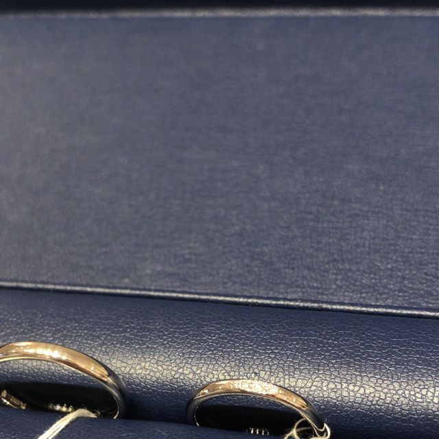 【銀座ダイヤモンドシライシの口コミ】 シンプルかつ女性らしいデザインを探していました。決めた指輪は、中央に3…