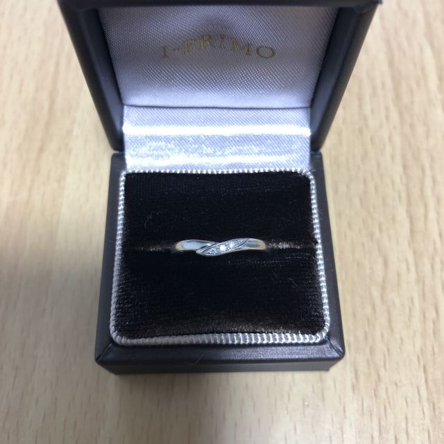 【アイプリモ(I-PRIMO)の口コミ】 指輪の内側に角が無く、付け心地が良かった。
また、V字のデザインを探し…