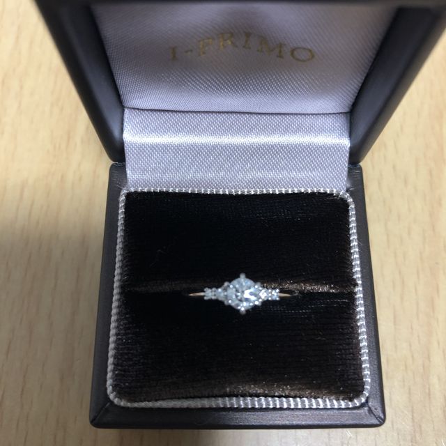 【アイプリモ(I-PRIMO)の口コミ】 中央の石の左右にメレダイヤが2つずつ付いていて、光が当たったときの石の…