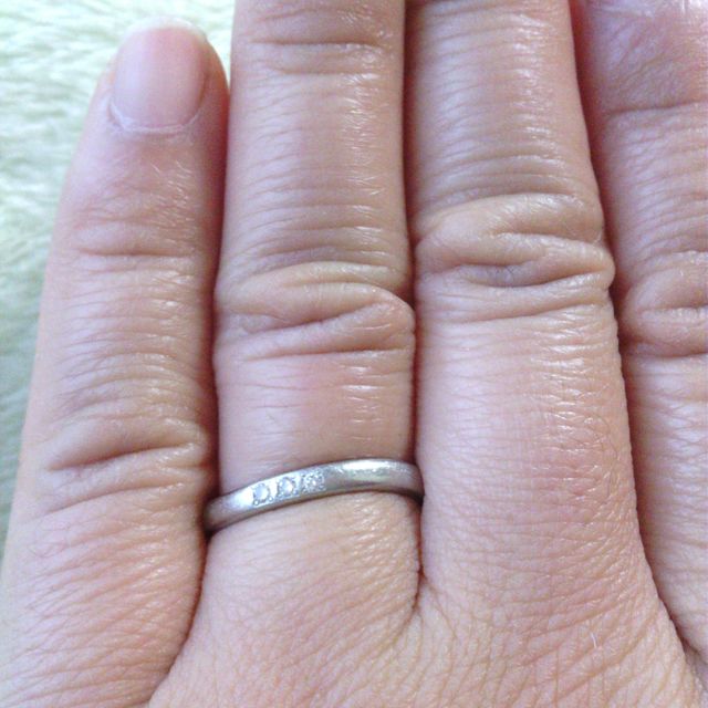 【Something Blue(サムシングブルー)の口コミ】 写真をご覧の通り、私は指が職人系のゴツい感じなので少しでも指が細く長…