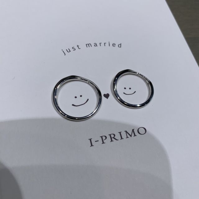 【アイプリモ(I-PRIMO)の口コミ】 細身でお互いの好み、婚約指輪と合いそうな形に一目惚れして購入しました…