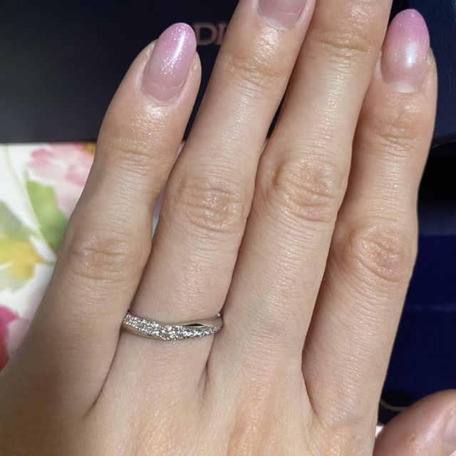 【銀座ダイヤモンドシライシの口コミ】 Ｖになるものを元々探していましたが、スタッフの方のつけている指輪がと…