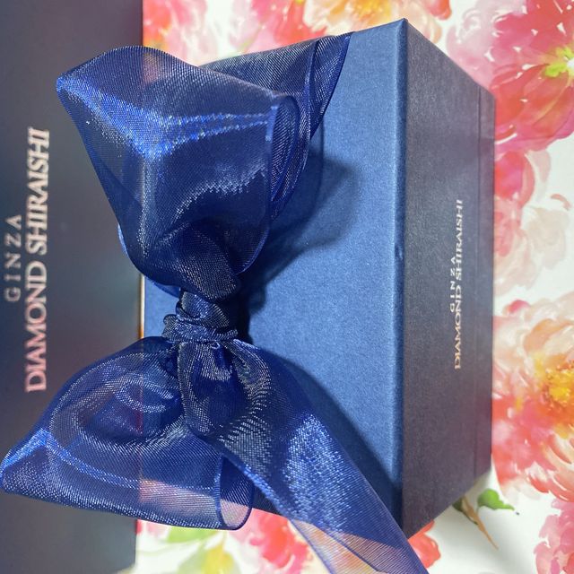 【銀座ダイヤモンドシライシの口コミ】 Ｖになるものを元々探していましたが、スタッフの方のつけている指輪がと…